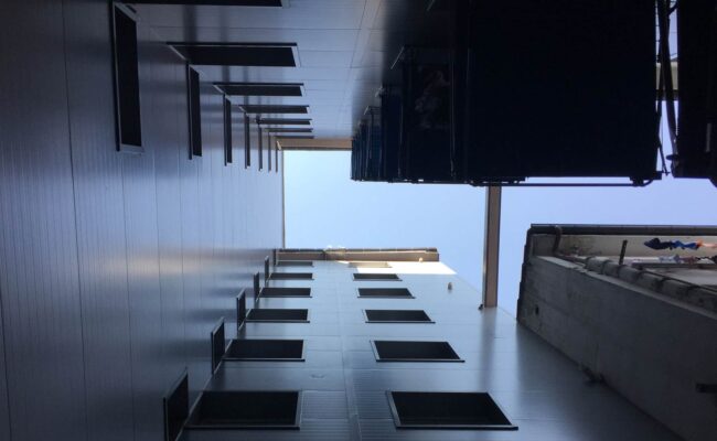 Fotografía nadir de un patio interior de un edificio rehabilitado energéticamente en Asturias